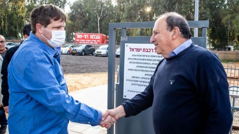 ראש העיר רמי גרינברג ומנכ"ל רכבת ישראל מיכה מייקסנר