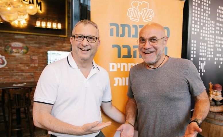 פרזנטור הבנק דביר בנדר (ימין) עם דרור פלדמן. מנהל זרוע המשכנתאות בבנק מזרחי טפחות