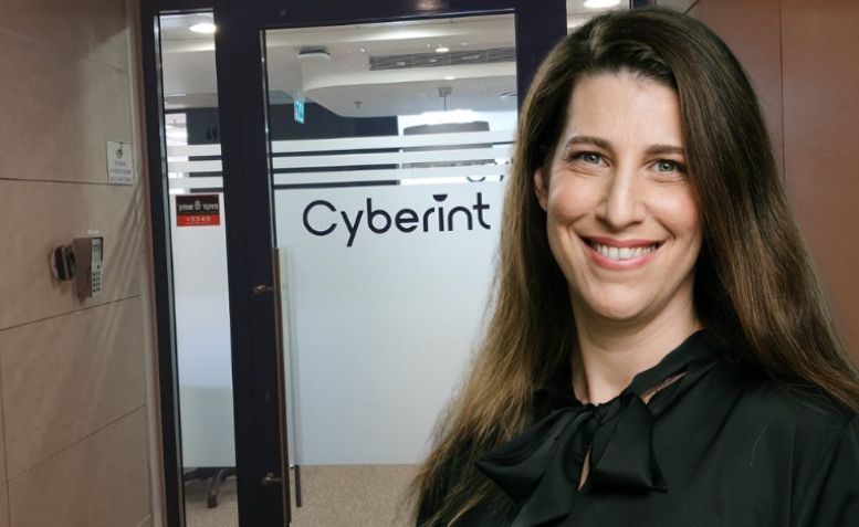 שירה חירותי, סמנכ"לית משאבי אנוש ב-CYBERINT על רקע המשרדים בפתח תקווה. צילומים: אריק סולטן