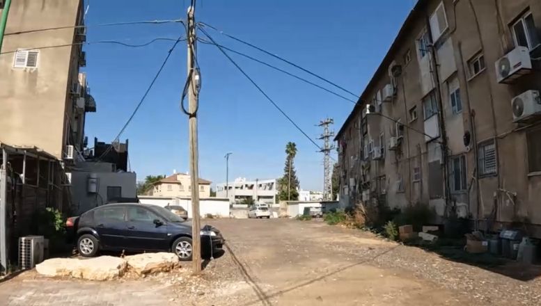 בתים מוזנחים ברח' הרב עקיבא בשכונת כפר אברהם