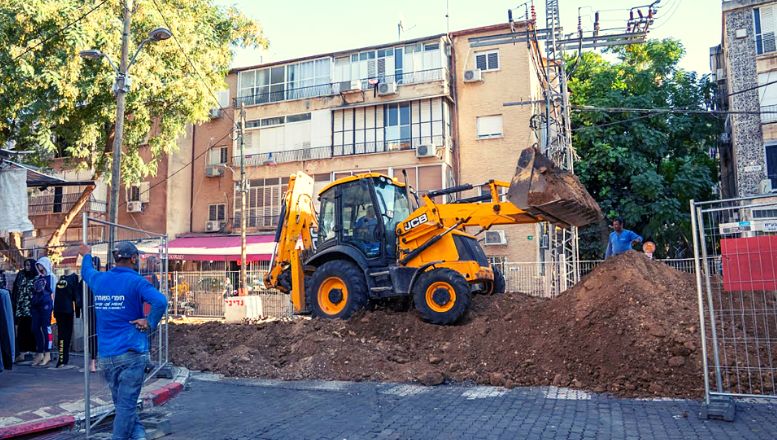 הטרקטורים כבר עלו לשטח - רח' ההגנה במרכז פתח תקווה. המדרחוב ייפתח עוד שנה