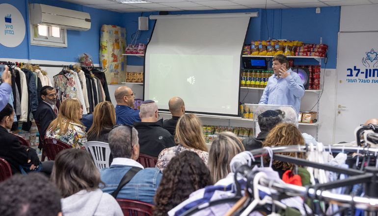 רמי גרינברג נושא דברים באירוע פתיחת מרכז פתחון לב בפתח תקווה