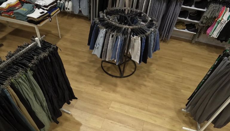 מגוון מכנסיים בחנות רנואר אאוטלט פתח תקווה קניון סירקין