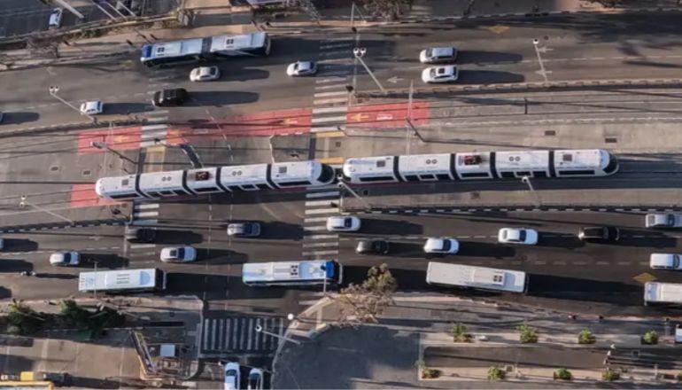 הרכבת הקלה עוקפת את הפקקים בציר ז'בוטינסקי - חבל שהיא עדיין ריקה מנוסעים