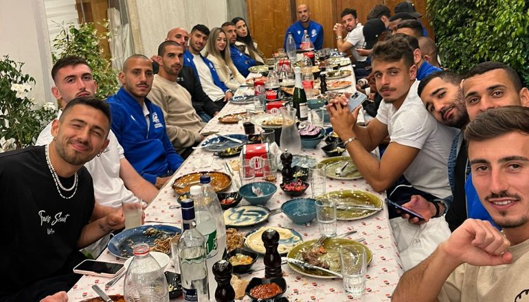 שחקני מכבי פתח תקווה חוגגים עם סעודה בטורקיש גריל באור יהודה