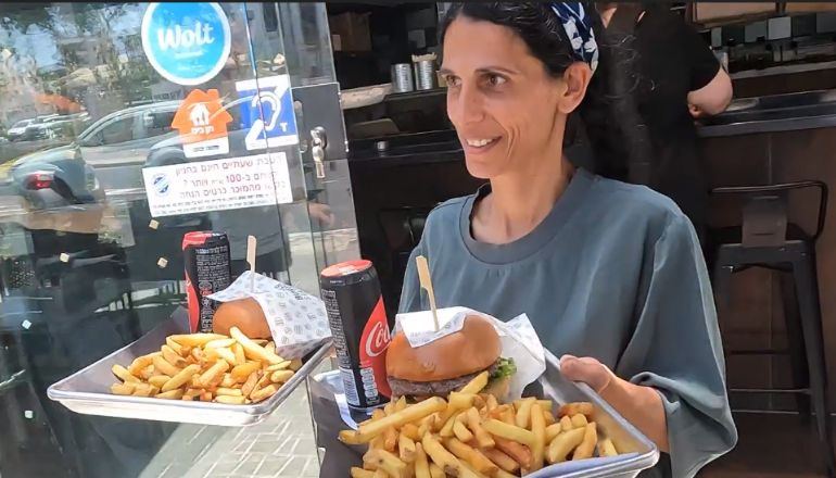 סוגרים פינה לארוחת צהריים - בורגר סטיישן פתח תקווה