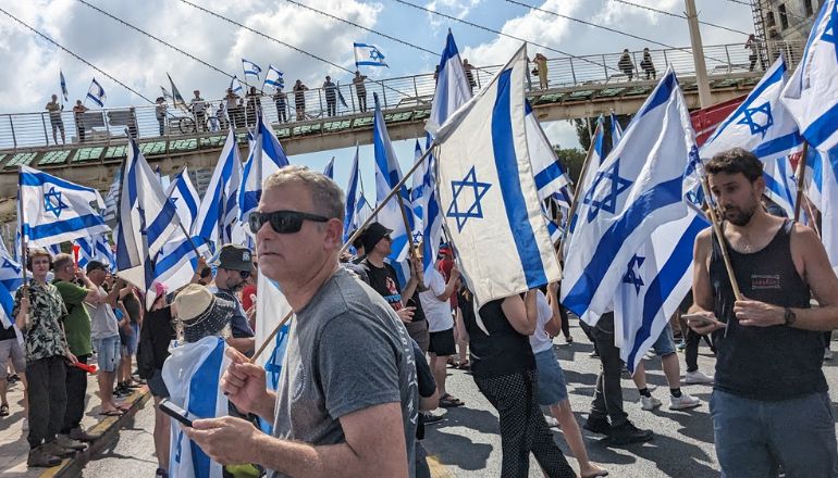 ז'בוטינסקי פתח תקווה - מפגינים חסמו את הכביש במחאה על הרפורמה המשפטית