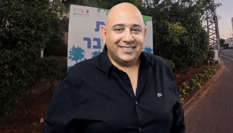 תמיר עטאר, סמנכ"ל הנדסה בחברת גרופית על רקע השלט שכונת ורבר סמוך לפרויקט