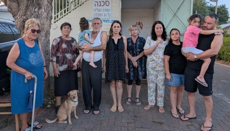 תושבי אחדות ליד המקלט