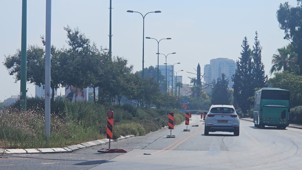 כביש עם המושבות סגולה