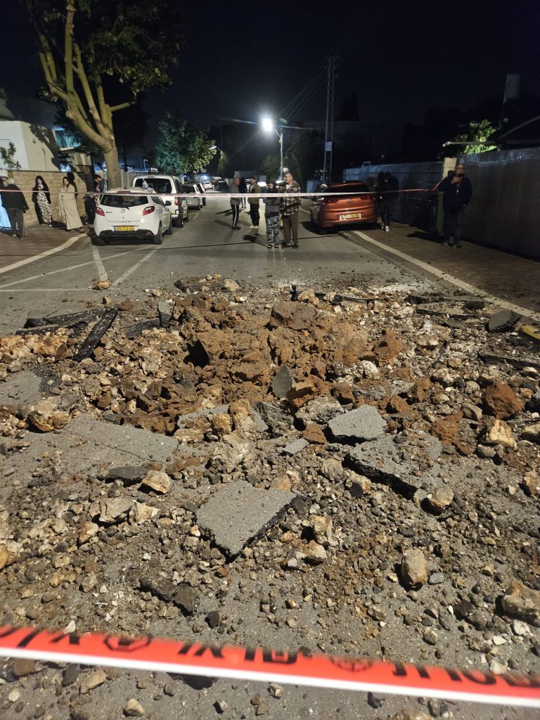 נזק רציני לכביש בשכונה בפתח תקווה