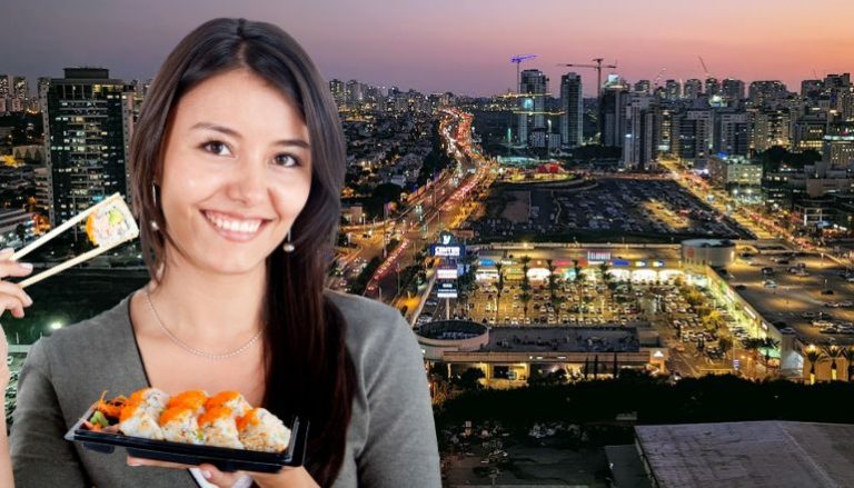 אישה אוכלת סושי בפתח תקווה