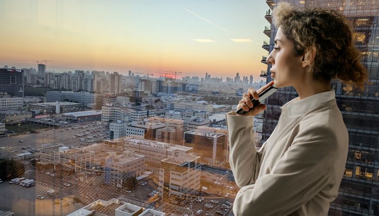 בעלת עסק בפתח תקווה. מתי כדאי לקחת הלוואה לעסק?