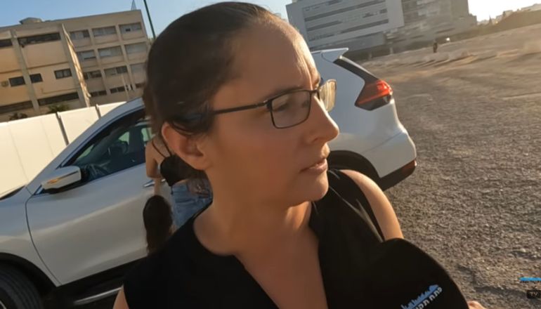 שרית שנער מנכ"לית איגוד ההתעמלות בהנחת אבן הפינה לאולם ההתעמלות בפתח תקווה
