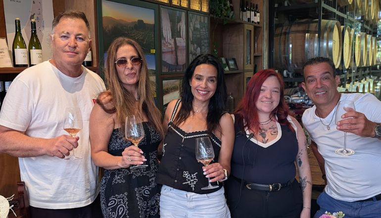 מימין: עמוס מאייר, מלצרית ביקב לוינסון, רויטל גל מאייר, ניצה זילברברג ועורך דין יוסי זילברברג