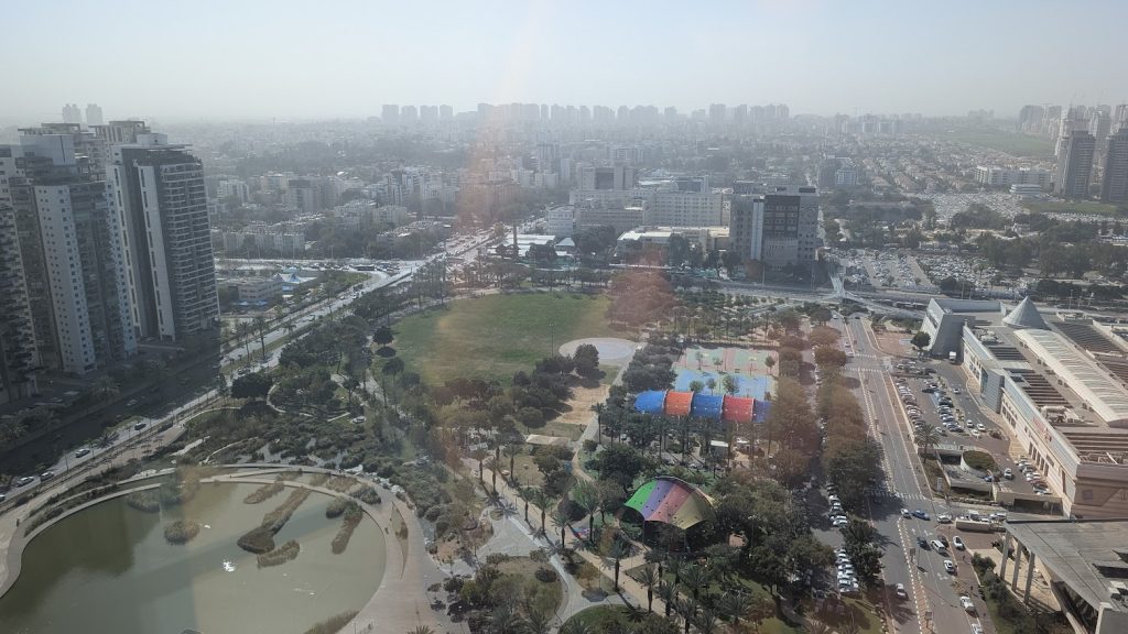 פתח תקווה - מאות מעברי דירה ביום