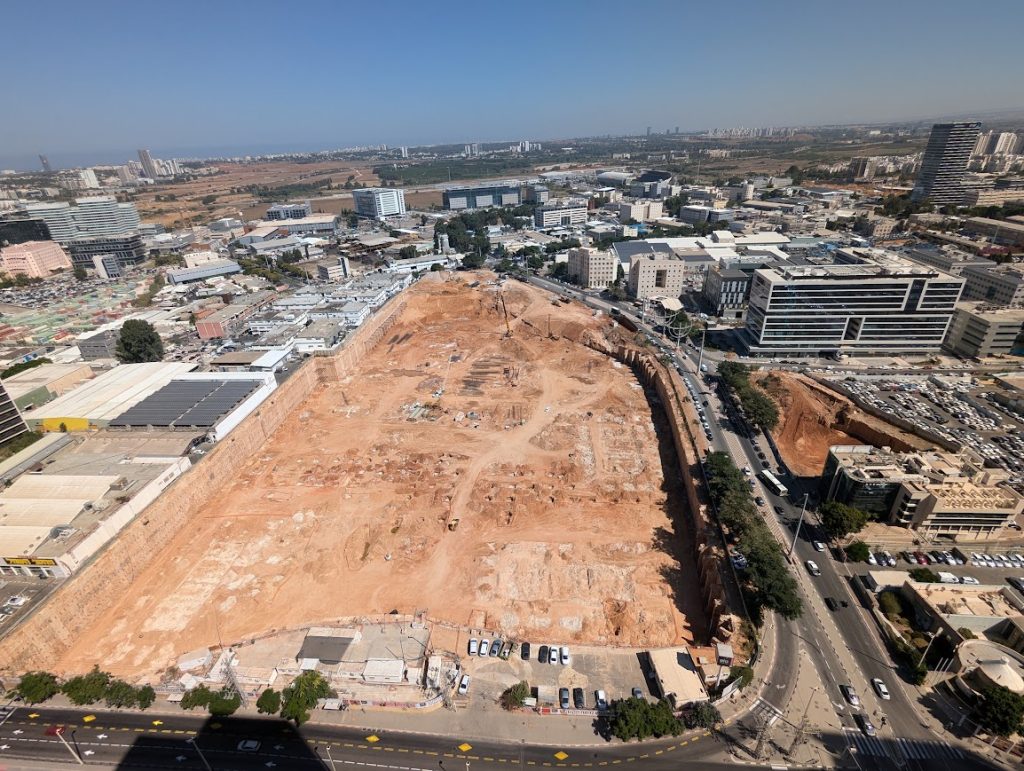 הבור בו בונים את ביג פתח תקווה שצפוי לקום ב-2029