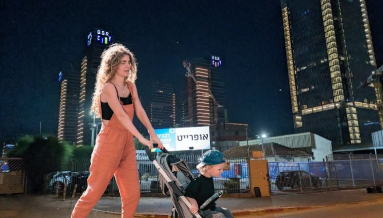 עגלה לתינוק בפתח תקווה