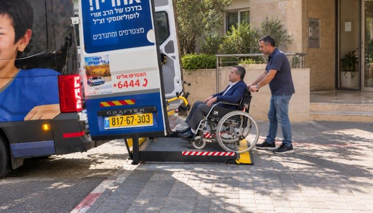 תושב חולון המרותק לכיסא גלגלים הגיע להלוויית אביו בפתח תקווה בסיוע מתנדב יד שרה