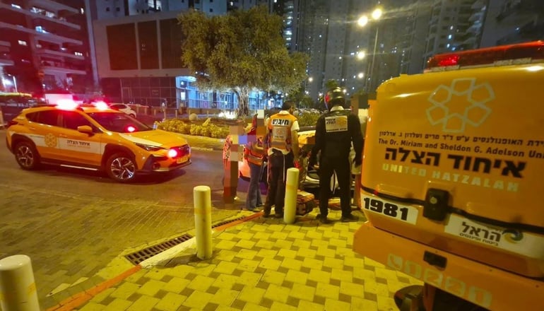 ילדה בת 12 נפגעה מרכב ברחוב מבצע דקל בפתח תקווה: מצבה בינוני