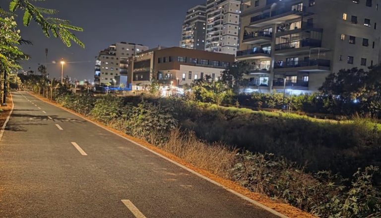 טיילת חדשה נפתחה בהדר גנים בפתח תקווה במקביל לכביש 471, בין מחלפון עמישב לכביש 40