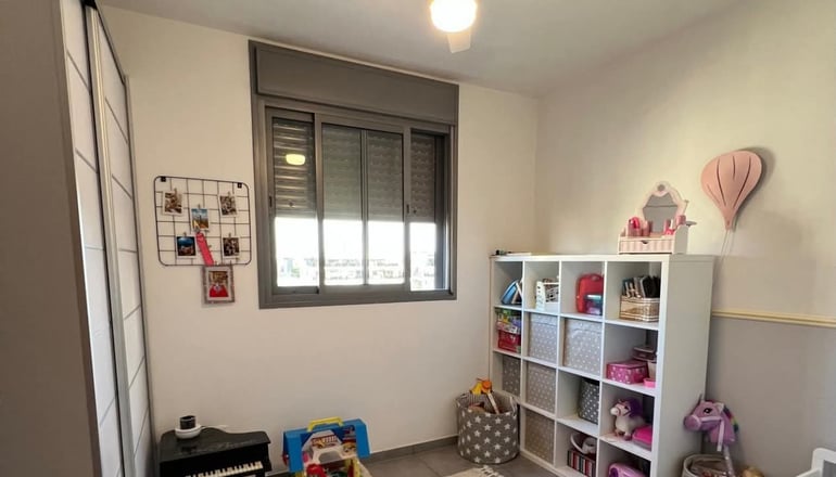 דירת 5 חדרים בקומה 9 ברחוב משה סנה באם המושבות החדשה מוצעת ב-3.25 מיליון שקל