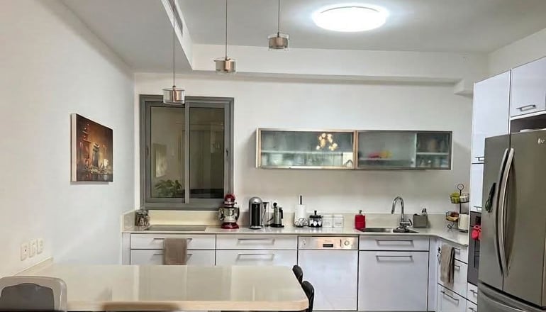 דירת 5 חדרים בקומה 9 ברחוב משה סנה באם המושבות החדשה מוצעת ב-3.25 מיליון שקל